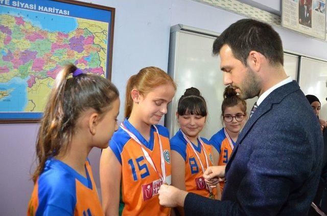 Bakan Yardımcısı Boynukalın&rsquo;dan K&uuml;&ccedil;&uuml;k Basketbolculara Jest 1