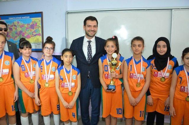 Bakan Yardımcısı Boynukalın&rsquo;dan K&uuml;&ccedil;&uuml;k Basketbolculara Jest 2
