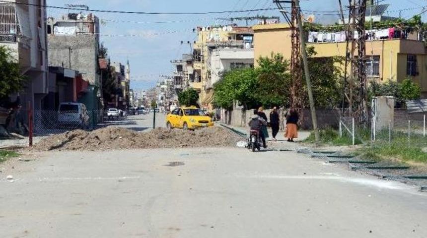 'tapusu Benim' Diyerek Yolu &Ccedil;it &Ccedil;ekerek Kapattı