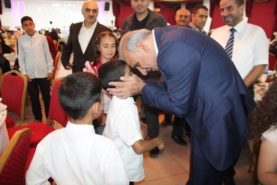 &Ouml;ks&uuml;z B&uuml;y&uuml;yen Vali, Yetim &Ccedil;ocukların Programında Duygulu Anlar Yaşadı