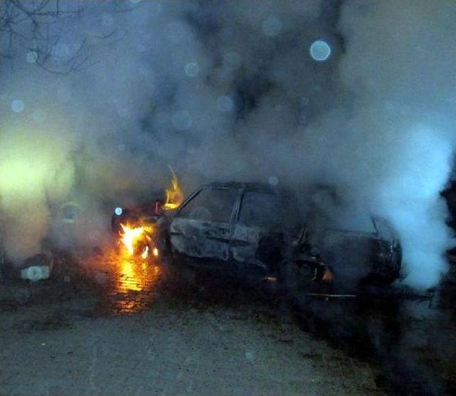Kayseri'de Park Halindeki Otomobil Yandı