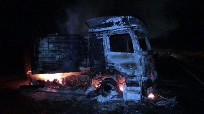 Pkk&rsquo;Lı Ter&ouml;ristler Yol Kesip, K&ouml;m&uuml;r Y&uuml;kl&uuml; Tır'ı Ateşe Verdi
