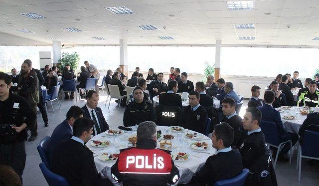 Bakan Özlü Polislerle Kahvaltı Yaptı