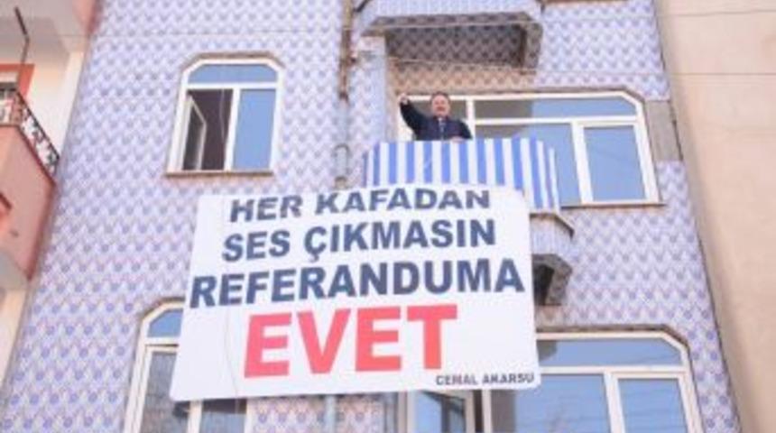 Hisarcıklı Esnaftan &lsquo;her Kafadan Ses &Ccedil;ıkmasın, Referanduma Evet&rsquo; Pankartı