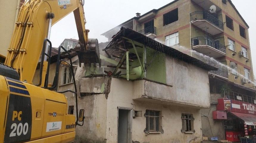 Eski Yapı Yıkıldı