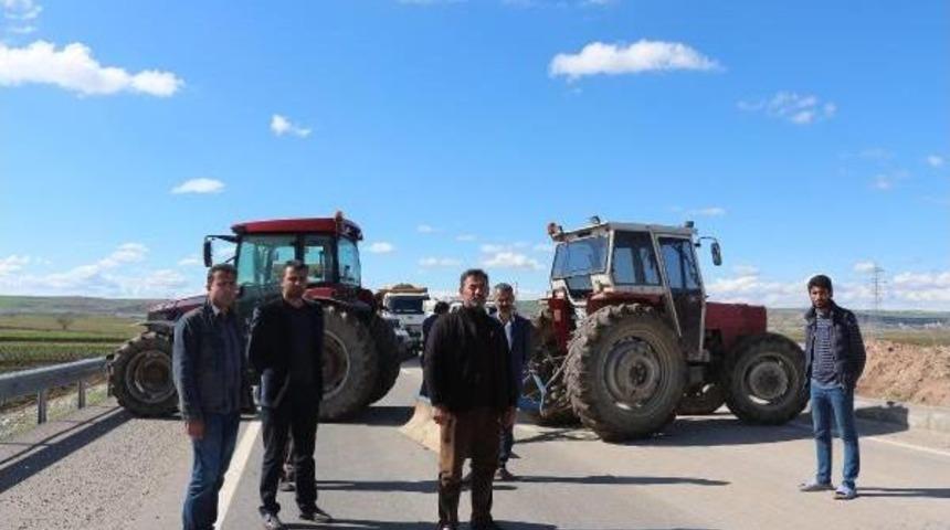 İstimlak Parasını Alamayınca &Ccedil;evre Yolunu Kapattılar