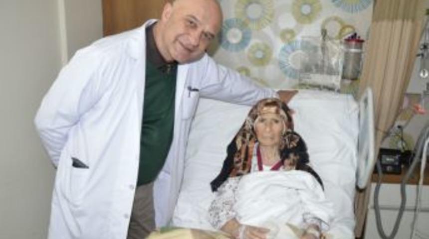 87 Yaşındaki Kadın Riskli Rahim Ameliyatını Başarıyla Atlattı