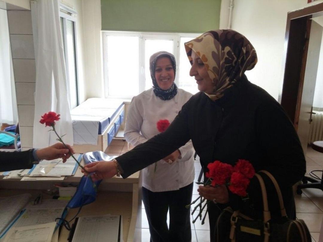Bayan &Ccedil;elik, Hasta Ve Yaşlıları Evlerinde Ziyaret Ediyor