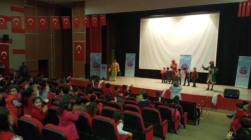 Ağrı&rsquo;da &lsquo;hacivat İle Karag&ouml;z&rsquo; B&uuml;y&uuml;k Oyunu Beğeni Topladı