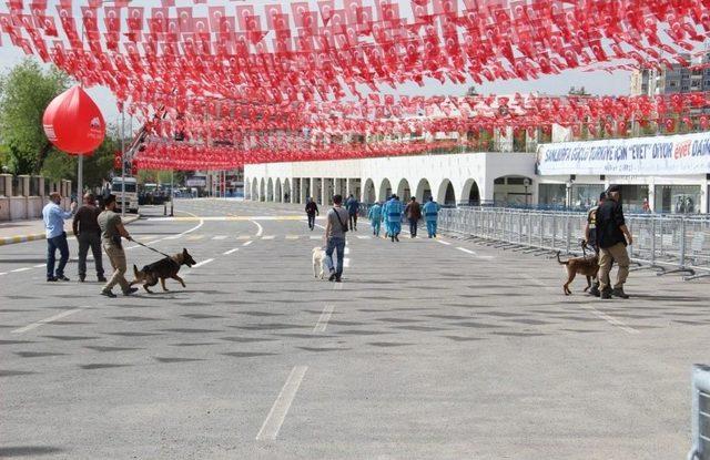 Cumhurbaşkanı Erdoğan’ın Programı Öncesi Alanda Arama Yapıldı