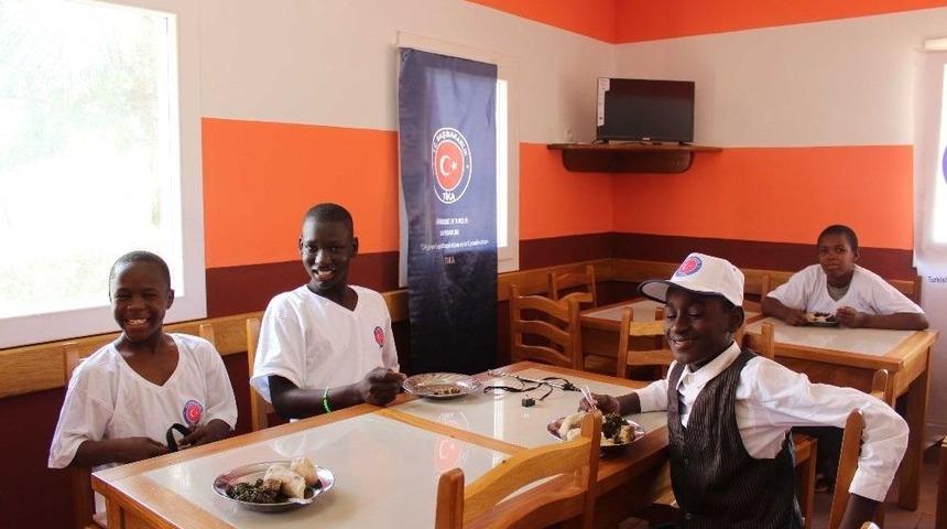 Tika, Kamerun&rsquo;daki Kimsesiz &Ccedil;ocukların Y&uuml;z&uuml;n&uuml; G&uuml;ld&uuml;rd&uuml;