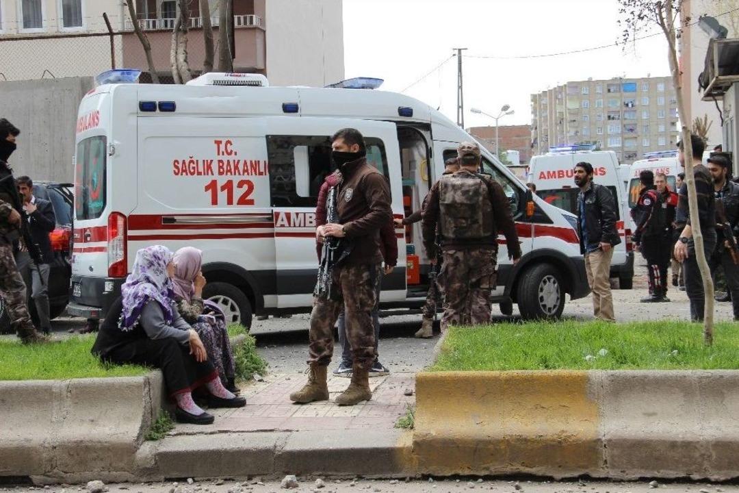 Polis Ekipleri Patlama Alanını Boşaltıyor