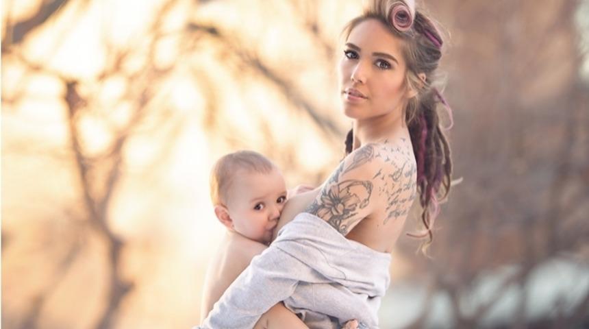 Emzirmenin en doğal şey olduğunu g&ouml;sterdi!