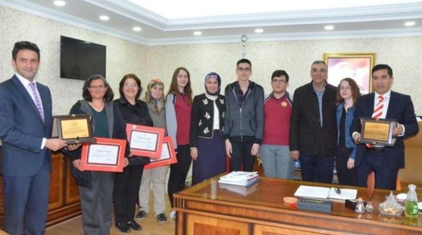 İl M&uuml;d&uuml;r&uuml; Durmuş Başarılı &Ouml;ğrencilere &Ccedil;eyrek Altın Hediye Etti