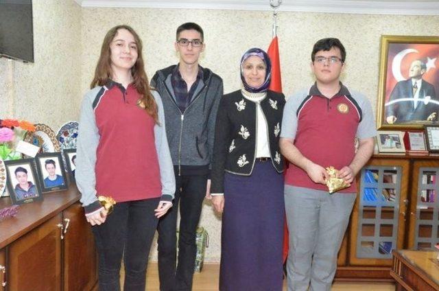 İl M&uuml;d&uuml;r&uuml; Durmuş Başarılı &Ouml;ğrencilere &Ccedil;eyrek Altın Hediye Etti 1