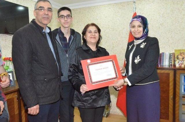 İl M&uuml;d&uuml;r&uuml; Durmuş Başarılı &Ouml;ğrencilere &Ccedil;eyrek Altın Hediye Etti 2