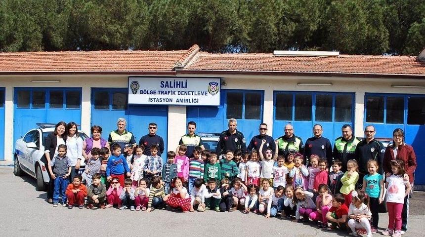 Miniklerden Polislere Pastalı Kutlama