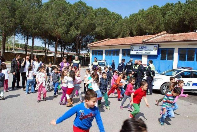 Miniklerden Polislere Pastalı Kutlama