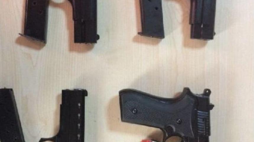 Otomobil Motorlarında 5 Tabanca Bulundu