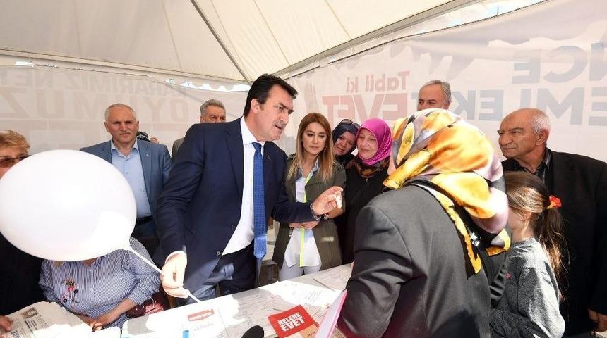 &ldquo;evet&rdquo; &Ccedil;adırını Ziyaret Eden D&uuml;ndar Referandumu Anlattı