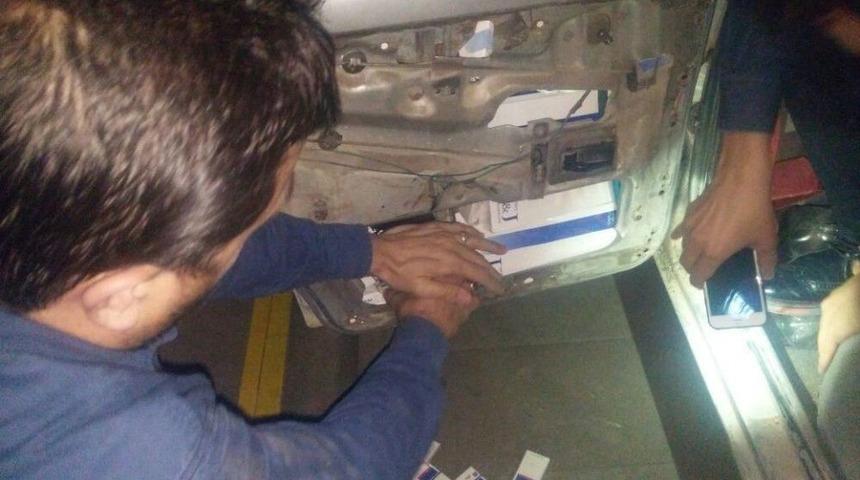 Otomobilin Kapısından Ka&ccedil;ak Sigara, Vites Kutusundan Silah &Ccedil;ıktı