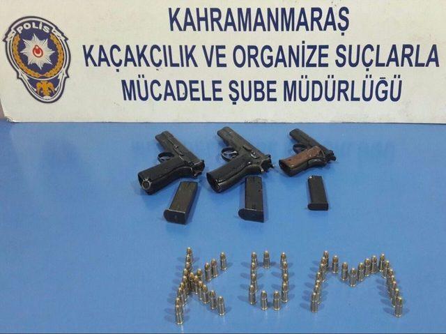 Otomobilin Kapısından Kaçak Sigara, Vites Kutusundan Silah Çıktı