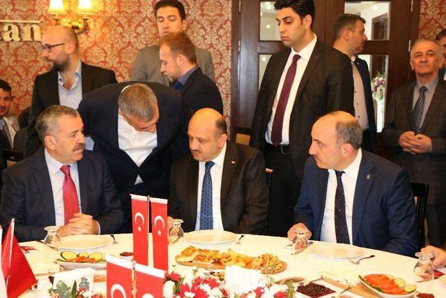 Bakan Fikri Işık Sakarya Makine İmalatçılar Birliği Üyeleriyle Bir Araya Geldi