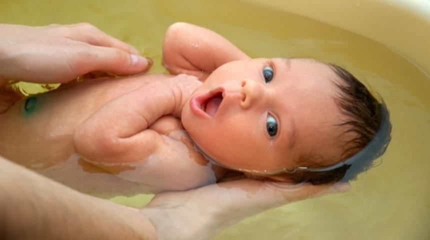 Yeni doğan bebek nasıl yıkanmalı?