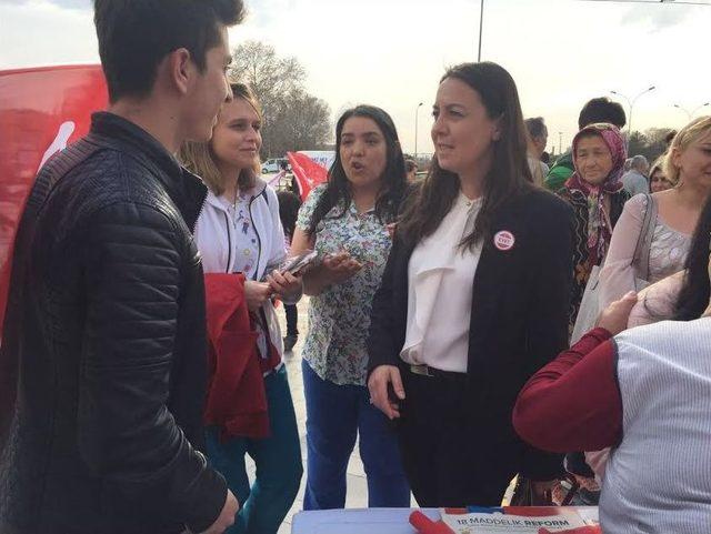 Başkan Özlem Yalçın, ’evet’ Çadırlarında Vatandaşlarla Buluştu