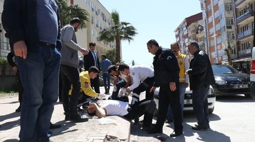 Adliye Önünde Bıçaklı Kavga: 1 Yaralı