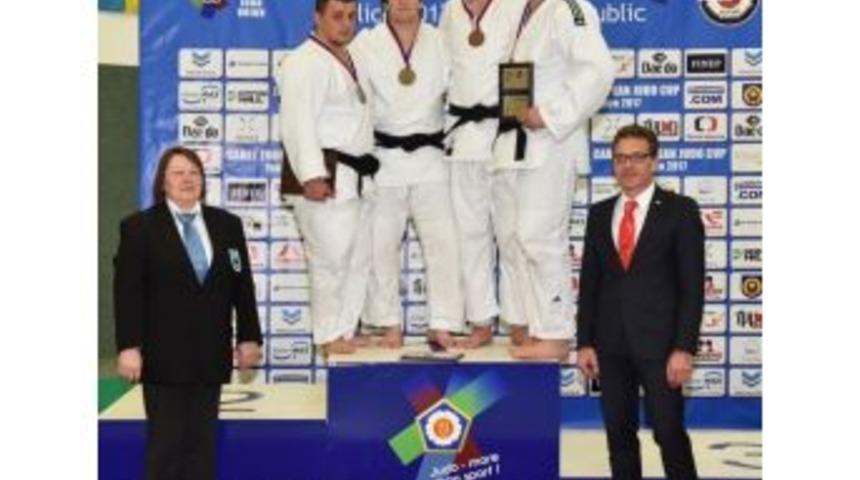 Kağıtsporlu Milli Judocu, &Ccedil;ek Cumhuriyeti&rsquo;nden Madalya İle D&ouml;nd&uuml;