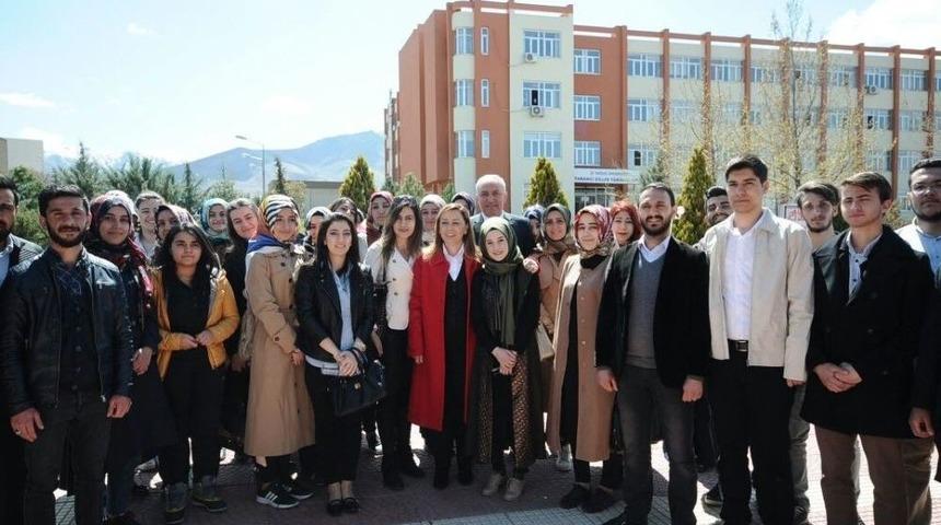 Ak Parti Genel Başkan Yardımcısı &Ouml;znur &Ccedil;alık: