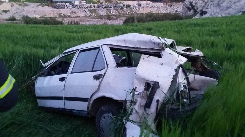 Otomobil Şarampole Yuvarlandı: 1 &Ouml;l&uuml;, 2 Yaralı