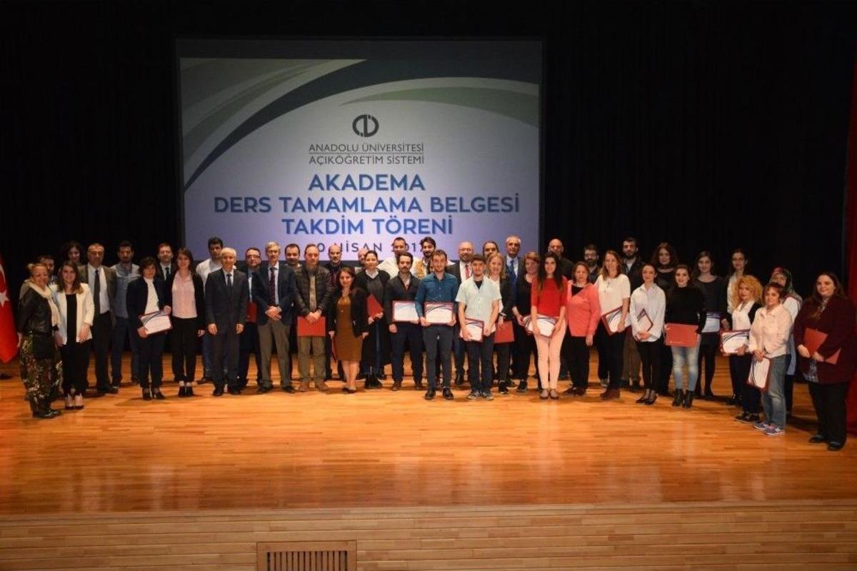 Akadema Ders Tamamlama Belgesi Takdim T&ouml;reni Ger&ccedil;ekleştirildi