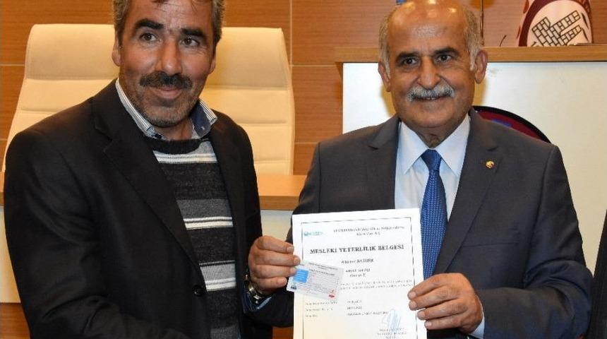 Sınavda Başarılı Olan İş&ccedil;iler Belgelerini Aldı