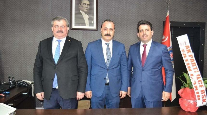 Ak Parti Heyeti Emniyeti Ziyaret Edip Polislerin G&uuml;n&uuml;n&uuml; Kutladı
