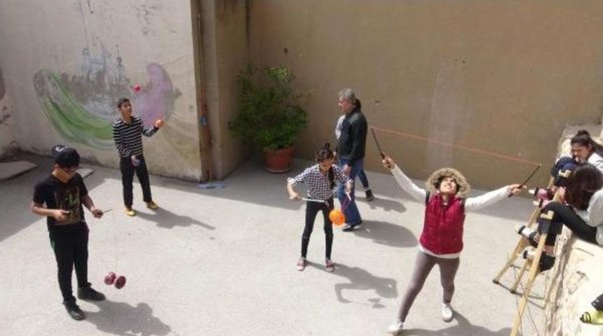 M&uuml;lteci &Ccedil;ocuklar Sirkle Hayata Yeniden Tutunuyor