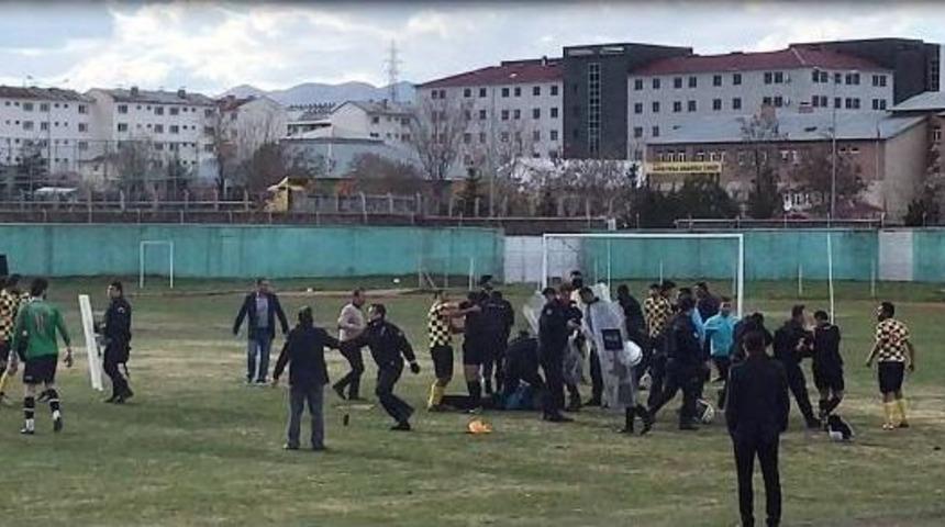 Amat&ouml;r Ma&ccedil;taki Olaya Polisten Biber Gazlı M&uuml;dahale
