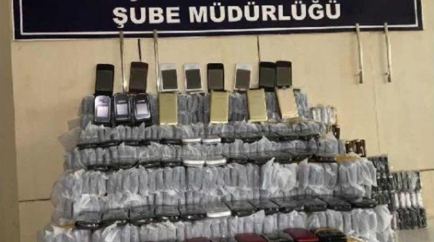 Van'da 1550 Ka&ccedil;ak Cep Telefonu Ele Ge&ccedil;irildi