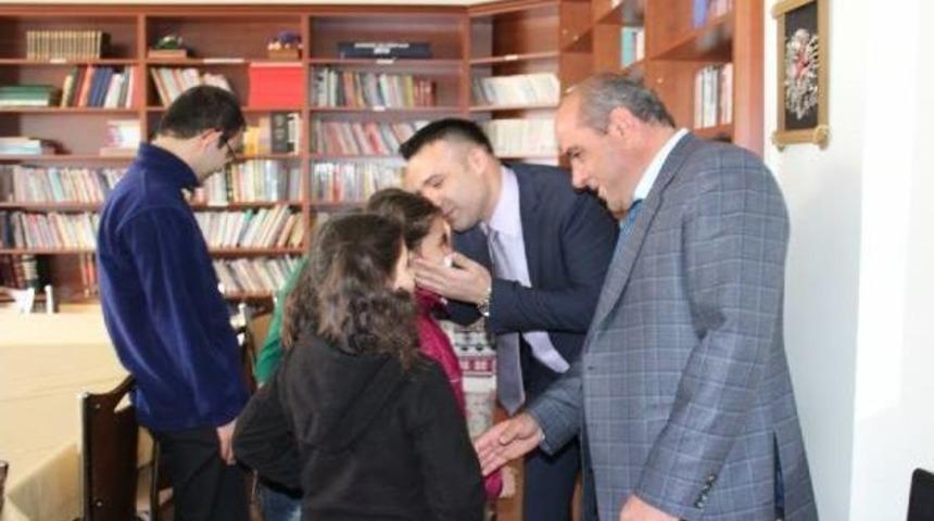 Kimsesiz &Ccedil;ocuklara Spor Ayakkabı Alınca Yargılanmaktan Kurtuldular