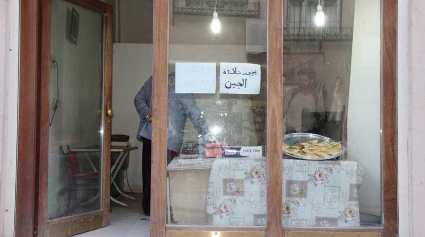 Suriyeli M&uuml;lteci Tatlı Yaparak Ge&ccedil;imini Sağlıyor