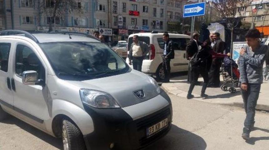 Polisten Ka&ccedil;arken Silahını D&uuml;ş&uuml;rd&uuml;