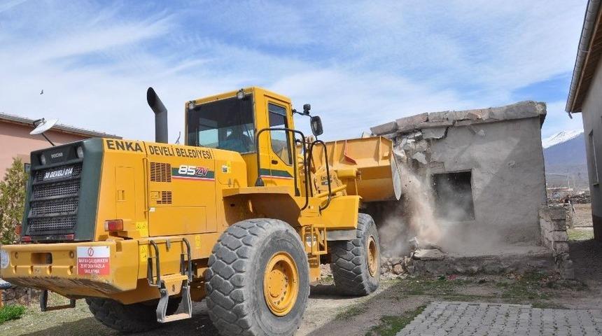 Develi K&ouml;ylerinde Metruk Ev Temizliği Devam Ediyor