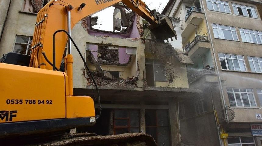 Altınordu&rsquo;da Metruk Bina Yıkımı