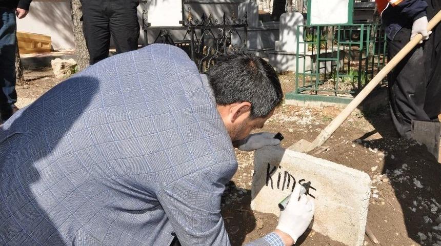 &Ccedil;&ouml;pte Bulunan Bebeğin Mezar Taşına &rsquo;kimsesiz&rsquo; Yazıldı