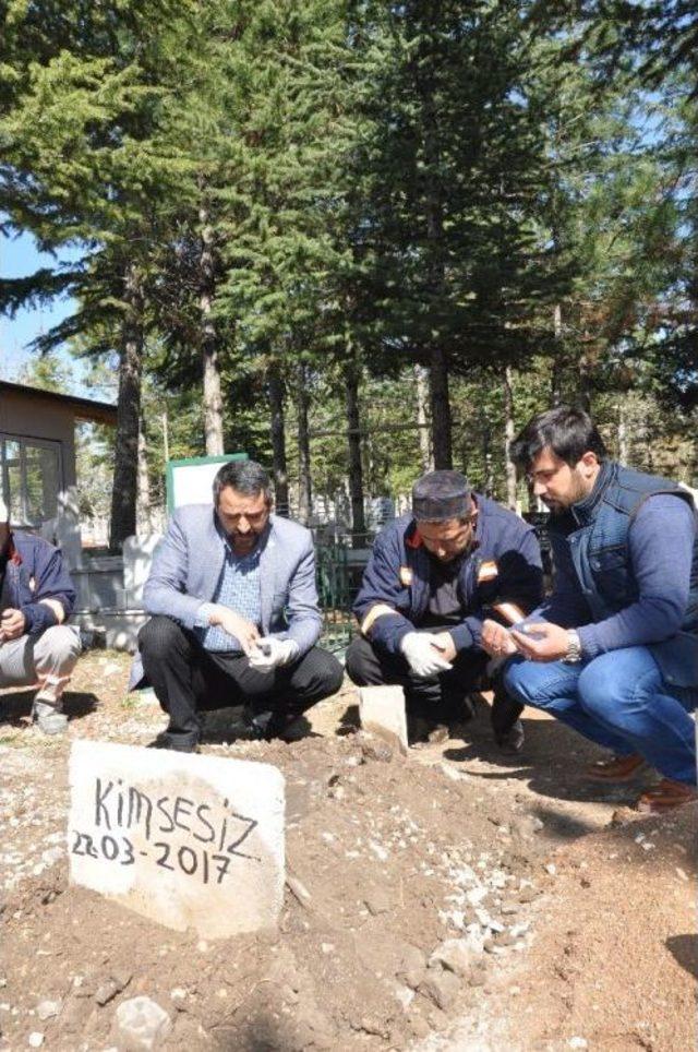 Çöpte Bulunan Bebeğin Mezar Taşına ’kimsesiz’ Yazıldı