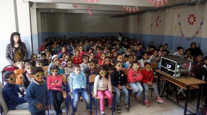 Cizre Belediyesi 34 Bin &Ouml;ğrenciyi &Uuml;&ccedil; Boyutlu Sinemayla Buluşturdu