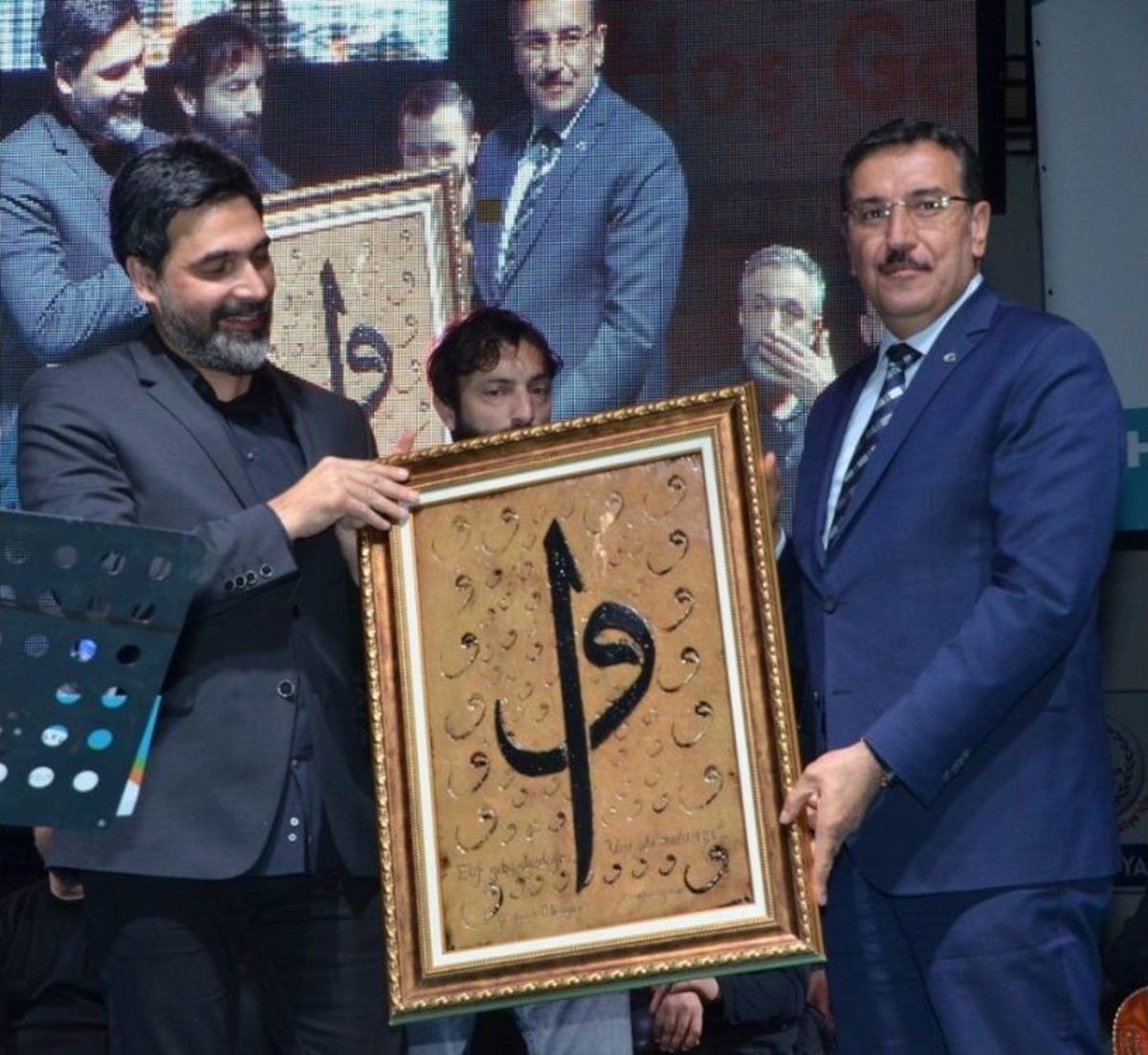 Sanat&ccedil;ı Uğur Işılak, Memleket T&uuml;rk&uuml;leriyle Y&uuml;reklere Dokundu