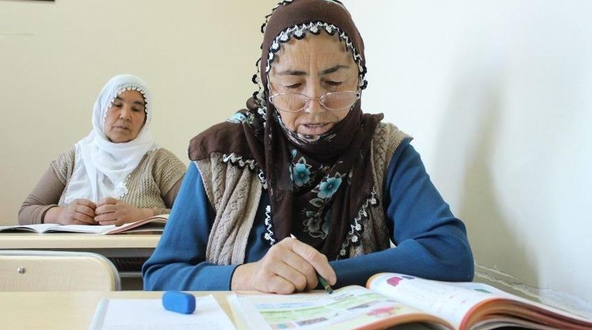 Yaşlı Kadınlar Okuma Ve Yazma &Ouml;ğreniyor