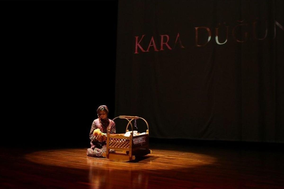 &Ccedil;ocuk Gelinlere Dikkat &Ccedil;ekmek İ&ccedil;in Dans G&ouml;sterisi D&uuml;zenlediler